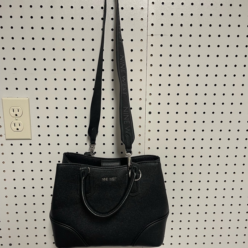 NINE WEST BLACK CROSSBODY WITH 3 INTERIOR POCKETS- Like New
